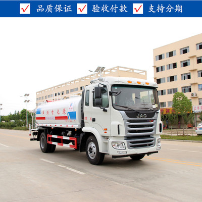 城市流動的“守護者” 灑水車平凡背后的不平凡故事